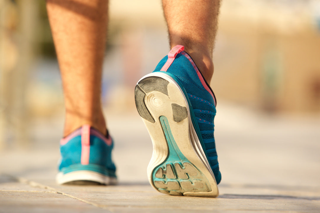La marche nordique vs la marche classique : bienfaits et comparaison
